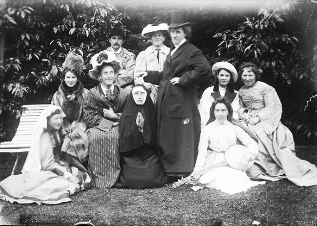 Victorienii, fotografiaţi în ipostaze mai puţin obişnuite