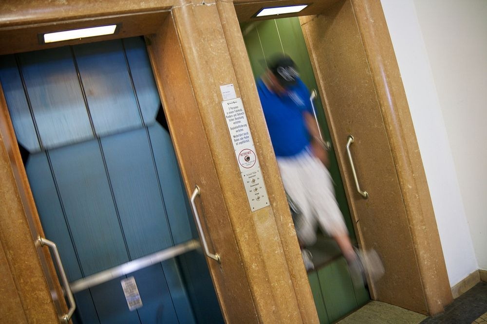 Cel mai periculos lift din lume, Paternoster, nu se opreşte niciodată.