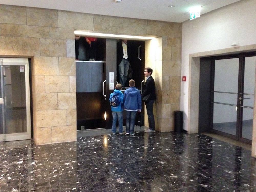 Cel mai periculos lift din lume, Paternoster, nu se opreşte niciodată.