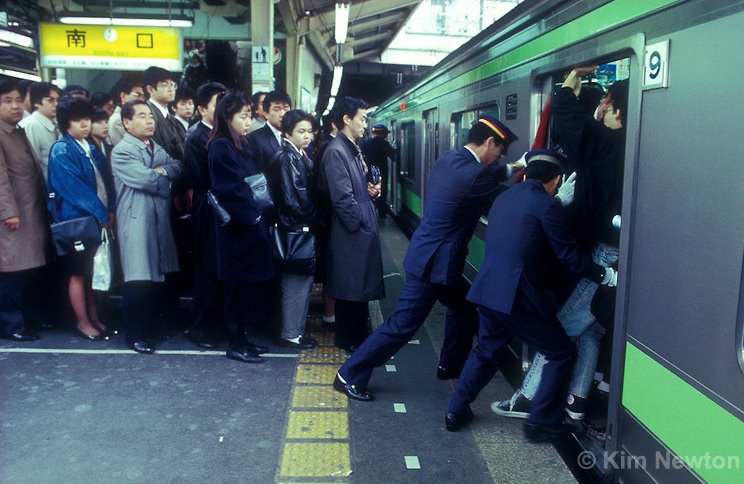 Passed Fern Glare Iată cum călătoresc pasagerii din Japonia cu metroul. De vină sunt  ''ambalatori de sardine''- Galerie Foto