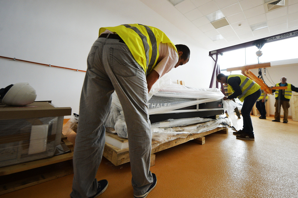 Primele imagini cu laserul de la Măgurele, compomentele au fost aduse în România. Mediafax Foto / Marian Ilie