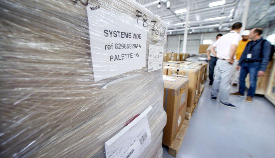 Primele imagini cu laserul de la Măgurele, compomentele au fost aduse în România. Mediafax Foto / Marian Ilie