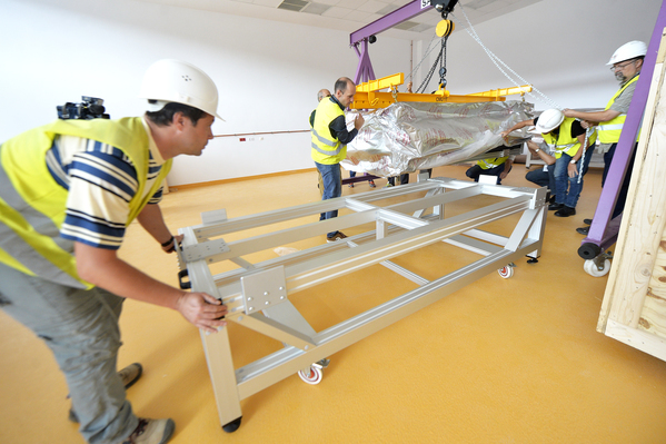 Primele imagini cu laserul de la Măgurele, compomentele au fost aduse în România. Mediafax Foto / Marian Ilie