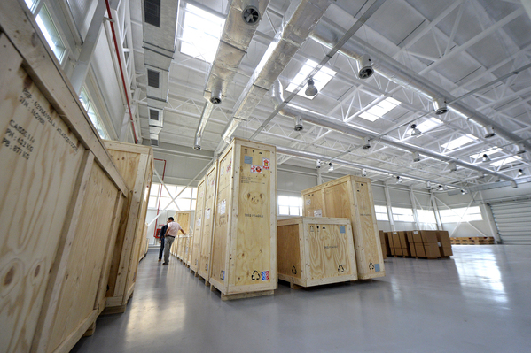 Primele imagini cu laserul de la Măgurele, compomentele au fost aduse în România. Mediafax Foto / Marian Ilie