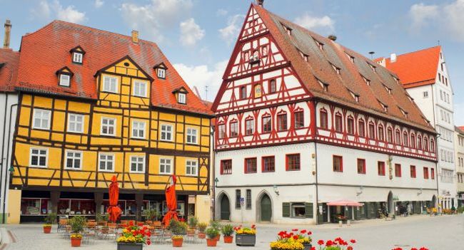 Oraşul-cetate construit în interiorul unui crater