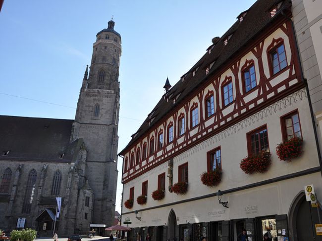 Oraşul-cetate construit în interiorul unui crater