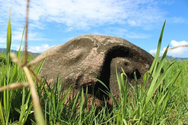 Sculpturile gigantice indoneziene care amintesc de statuile Maoi din Insula Paştelui 