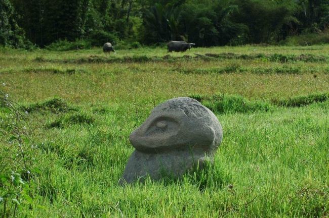 Sculpturile gigantice indoneziene care amintesc de statuile Maoi din Insula Paştelui 