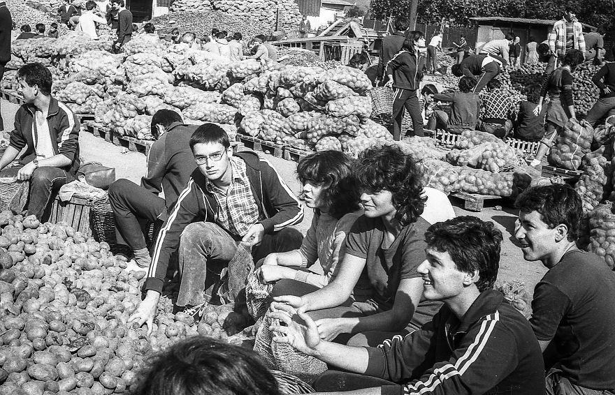 Andrei Bârsan ilustrează într-un album foto bucuria şi neplăcerile trăite de tinerii din perioada comunistă