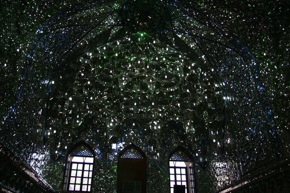 Shah Cheragh: moscheea iraniană care pare construită din smarald