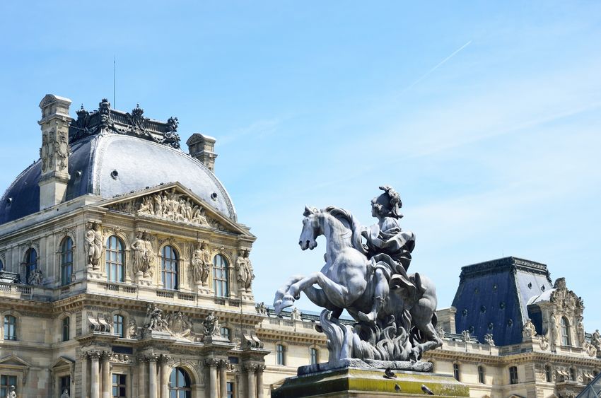Secretele celui mai vizitat muzeu din lume, Louvre clădirea construită iniţial ca palat 