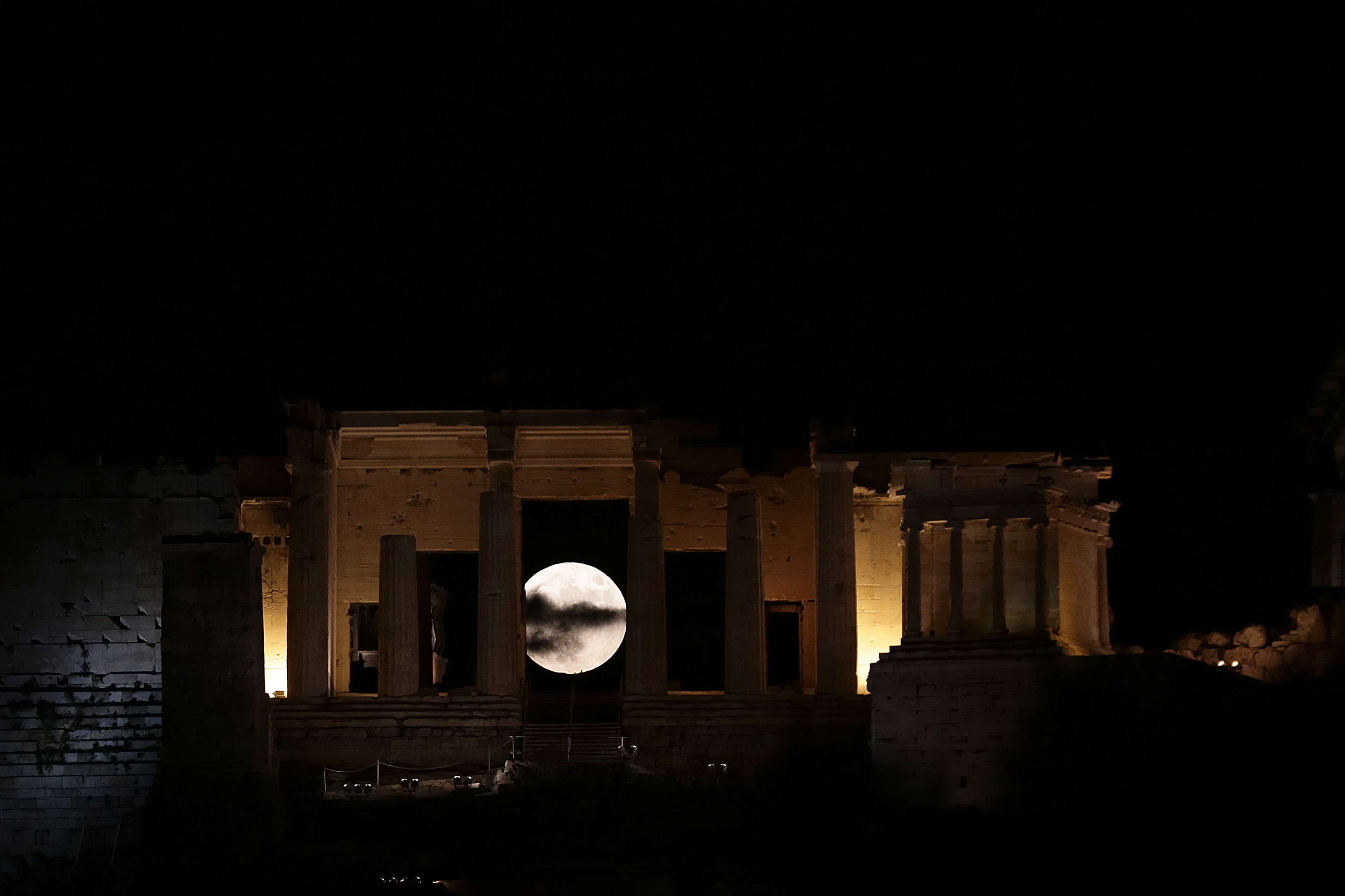 Super Luna surprinsă în imagini din întreaga lume