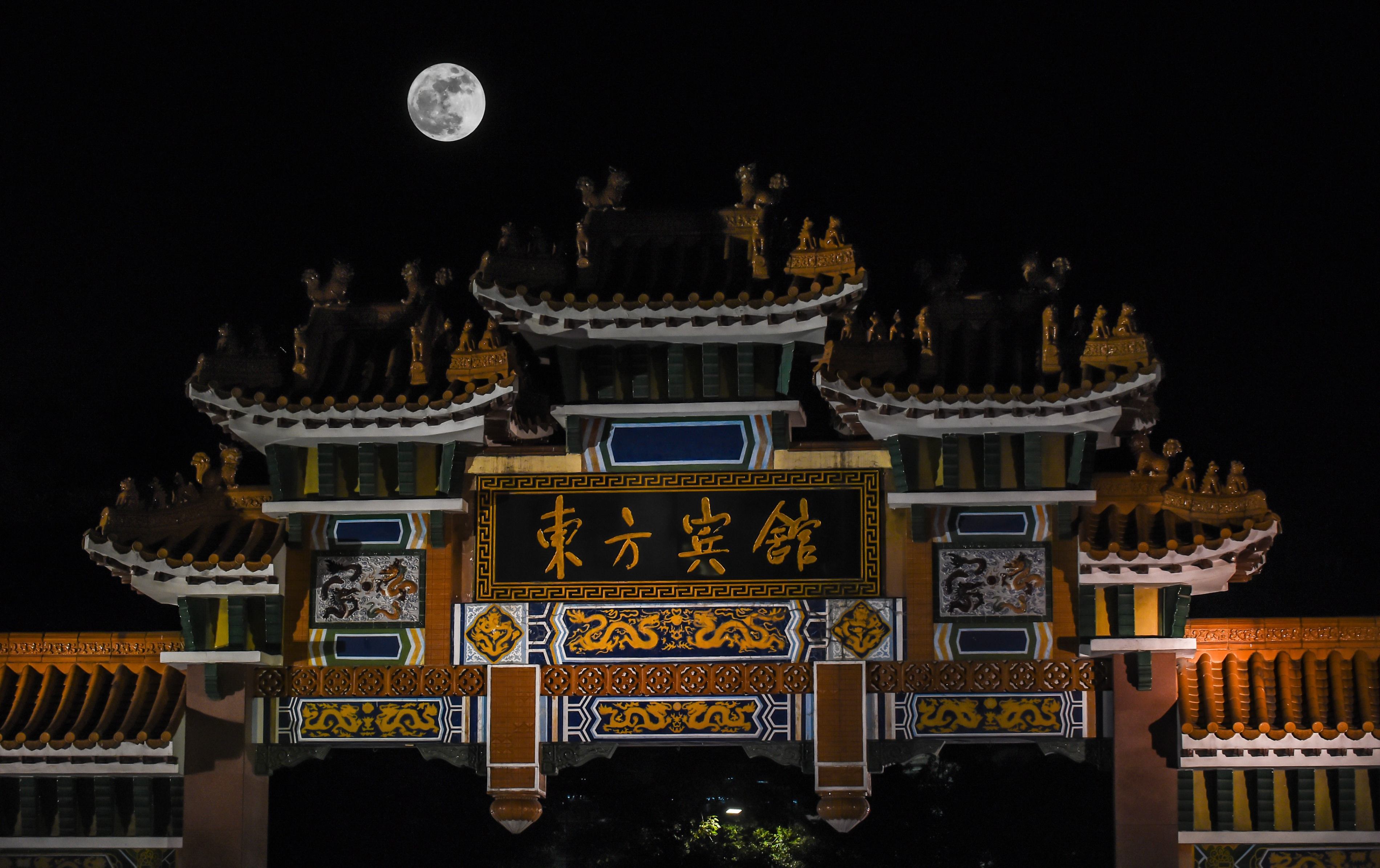 Super Luna surprinsă în imagini din întreaga lume