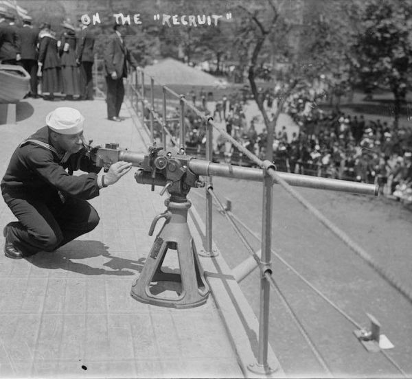 Un vas de război a fost poziţionat în cenrtul oraşului New York în 1917 pentru a îi îndemna de tineri să se înroleze