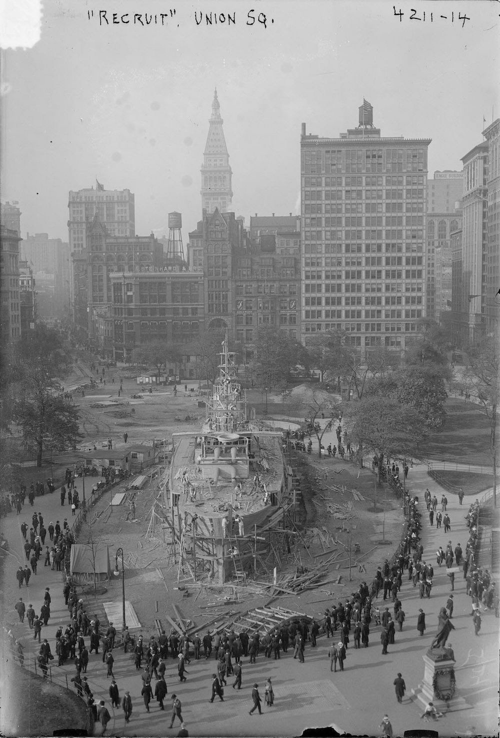 Un vas de război a fost poziţionat în cenrtul oraşului New York în 1917 pentru a îi îndemna de tineri să se înroleze