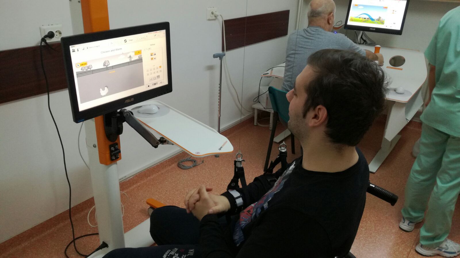 Robotul din Iaşi care îi ajută pe pacienţi să-şi recupereze mobilitatea