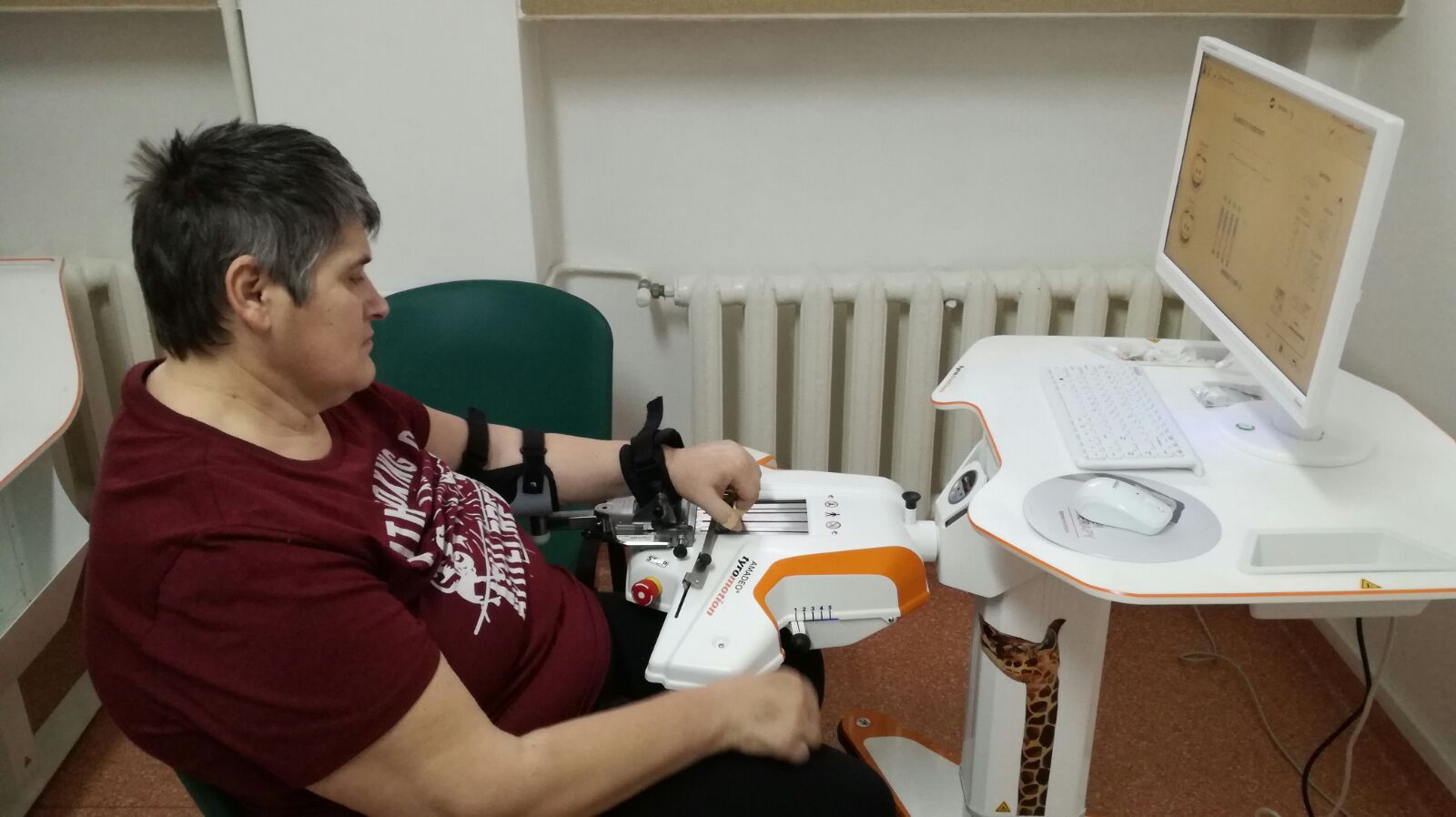 Robotul din Iaşi care îi ajută pe pacienţi să-şi recupereze mobilitatea