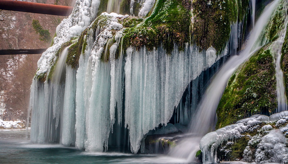 Cea mai frumoasă cascadă din lume, aflată în România, a îngheţat
