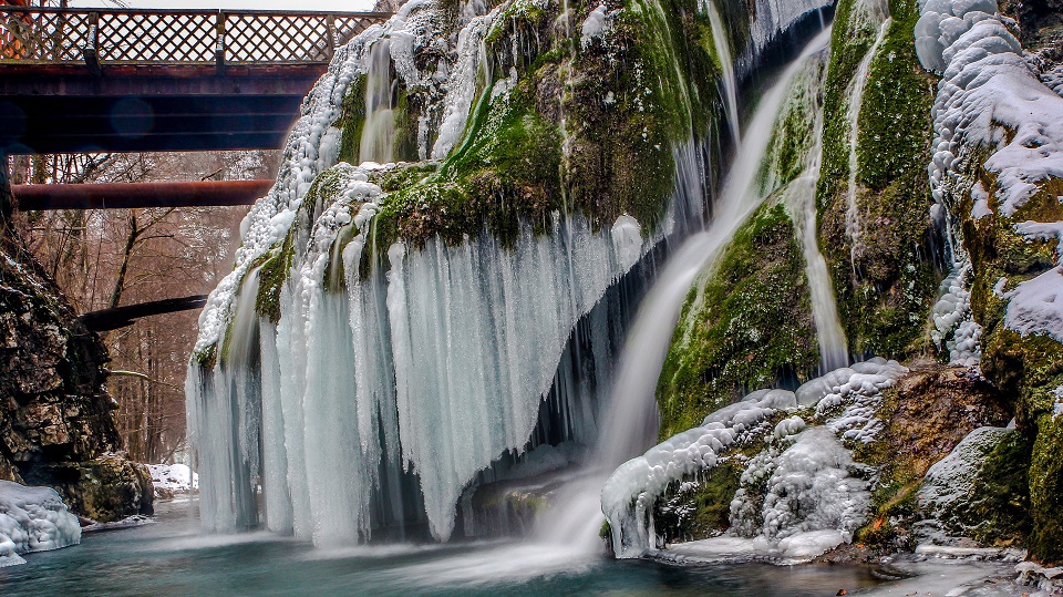 Cea mai frumoasă cascadă din lume, aflată în România, a îngheţat