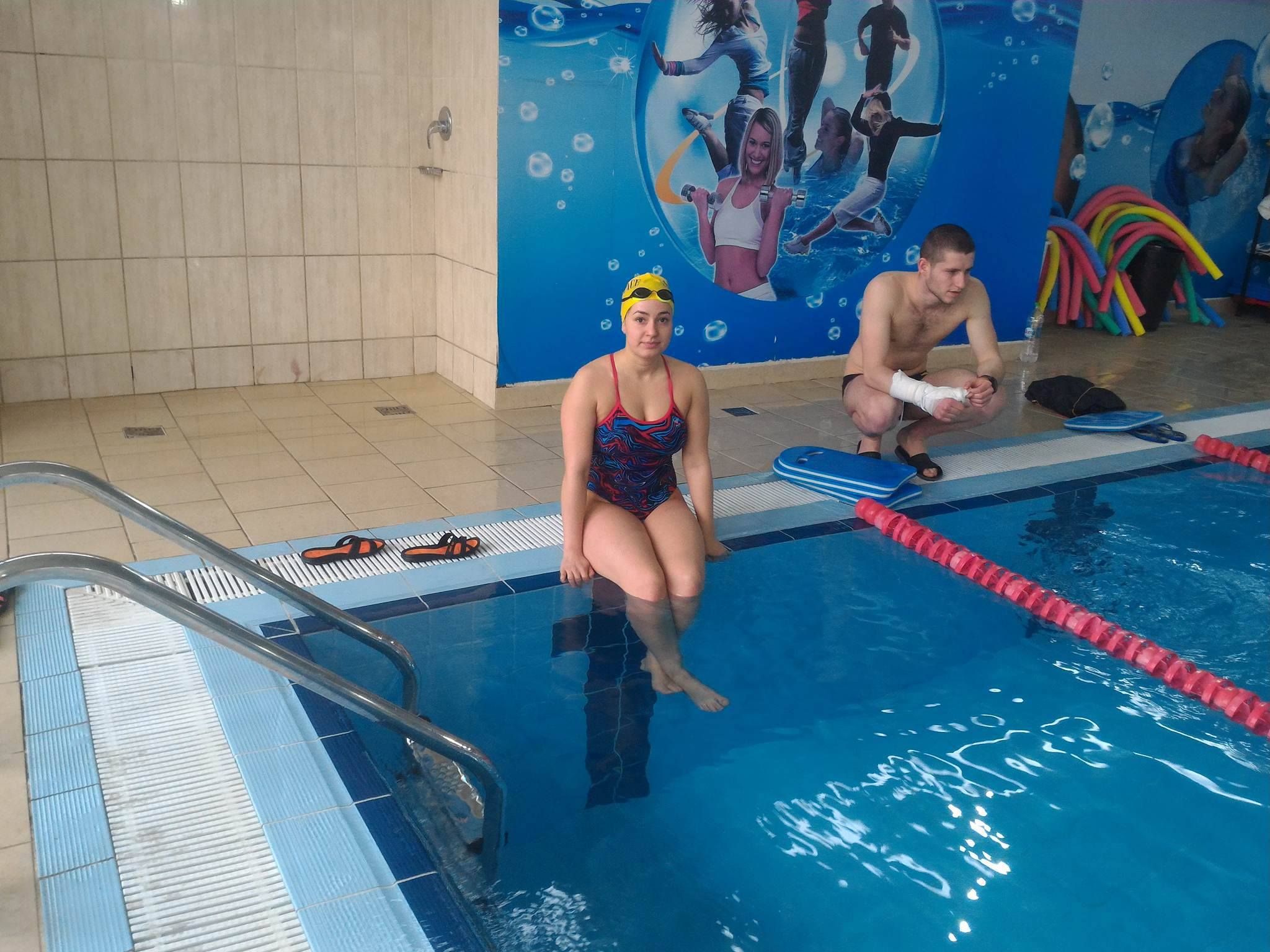 O tânără de 24 de ani, prima femeie din România care a înotat 24 de ore neîntrerupt