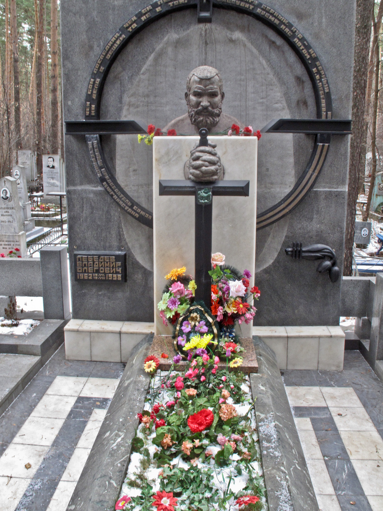 Cimitirul gangsterilor din Rusia, pietre funerare cu portrete în mărime naturală şi maşini luxoase