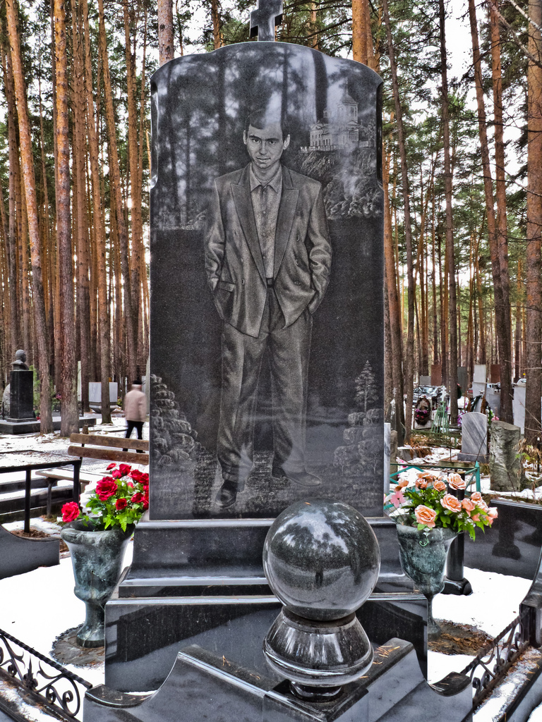 Cimitirul gangsterilor din Rusia, pietre funerare cu portrete în mărime naturală şi maşini luxoase