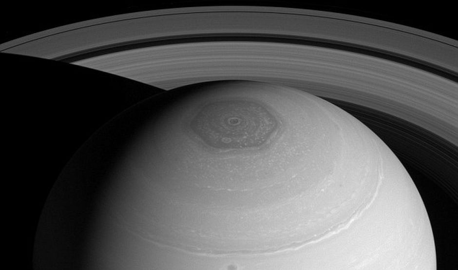 Imagini INCREDIBILE cu furtunile hexagonale de pe Saturn