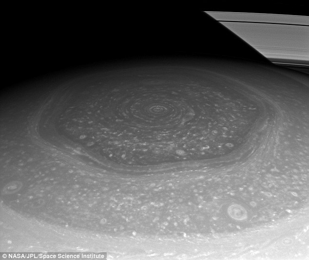 Imagini INCREDIBILE cu furtunile hexagonale de pe Saturn