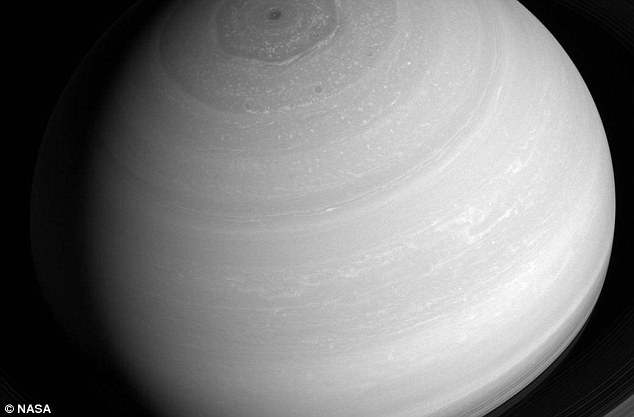 Imagini INCREDIBILE cu furtunile hexagonale de pe Saturn