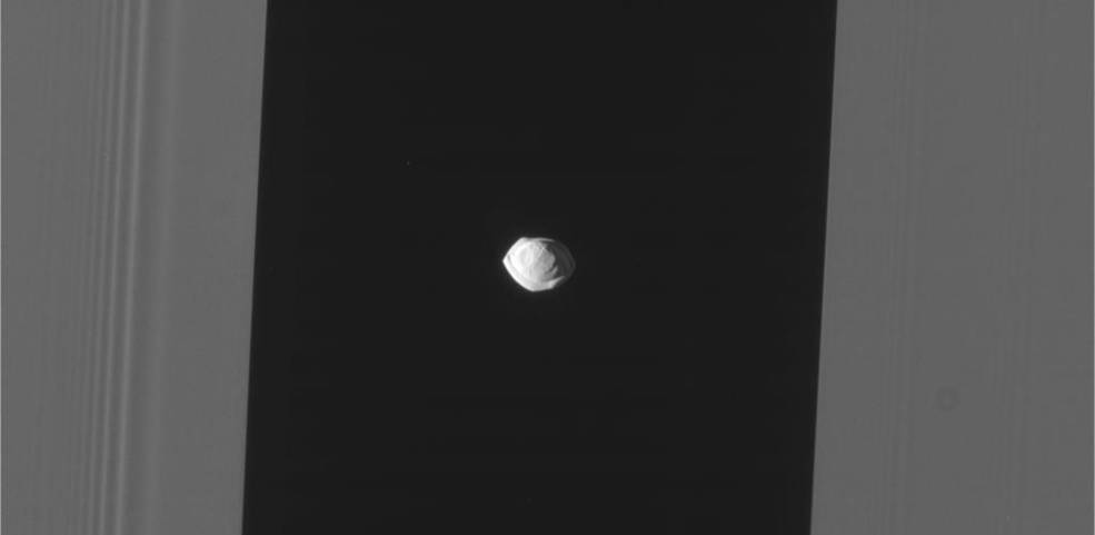 Pan, Luna cu formă ciudată a lui Saturn