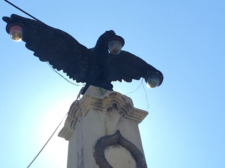 Vulturul monument cu becuri în cioc şi pe aripi din Prahova
