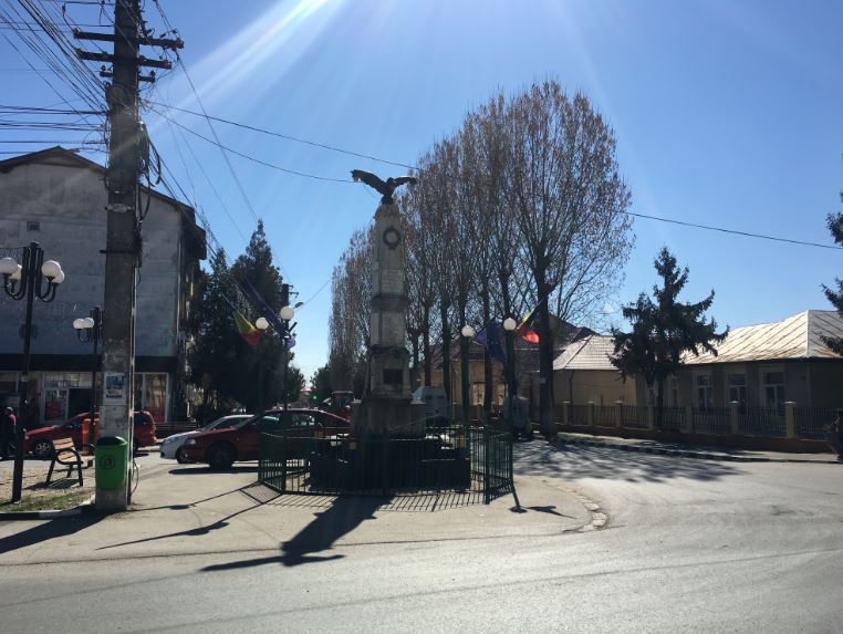 Vulturul monument cu becuri în cioc şi pe aripi din Prahova