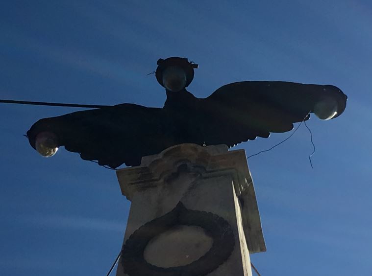 Vulturul monument cu becuri în cioc şi pe aripi din Prahova