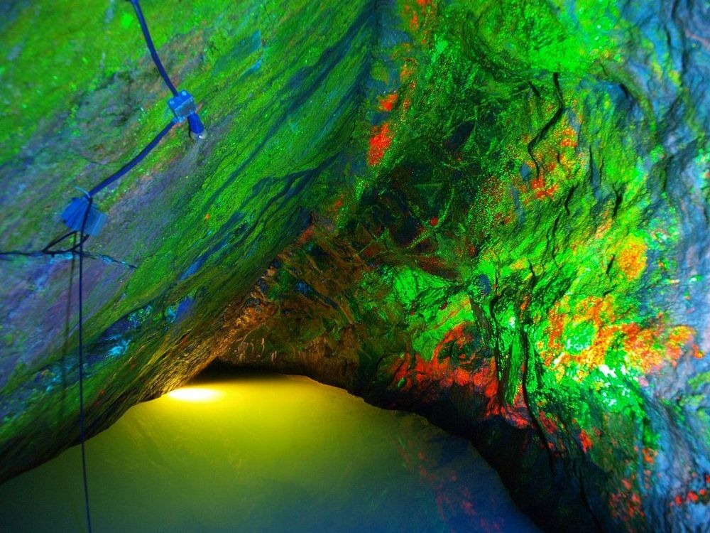 Peştera cu minerale fluorescente din Statele Unite ale Americii