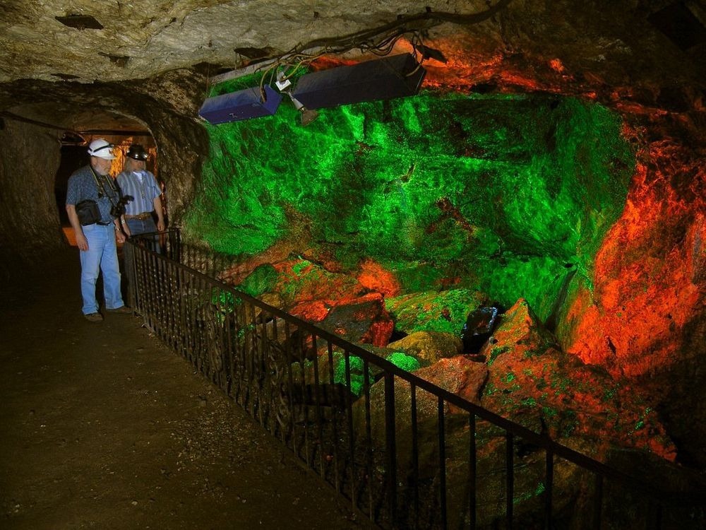 Peştera cu minerale fluorescente din Statele Unite ale Americii