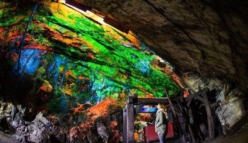 Peştera cu minerale fluorescente din Statele Unite ale Americii