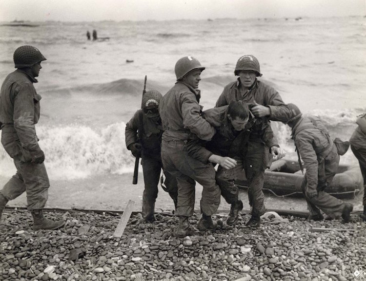 Imagini istorice alb-negru readuse la viaţă cu ajutorul culorilor