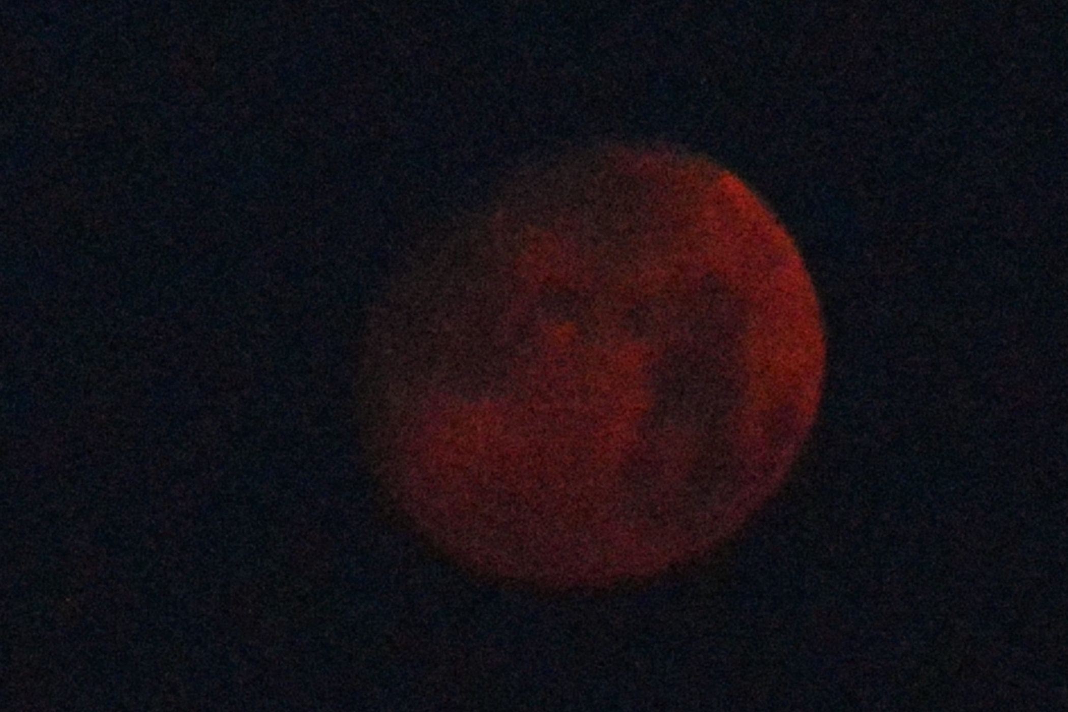 Fotografii spectaculoase cu eclipsa parţială de lună