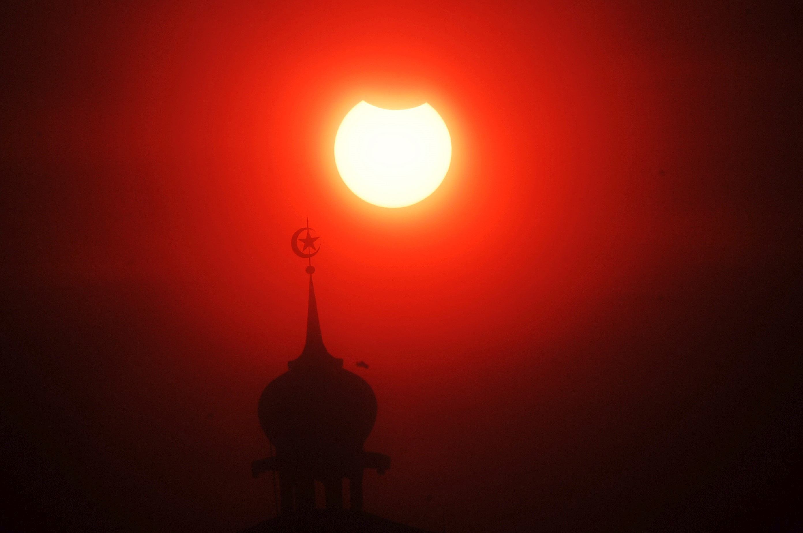 Fotografii spectaculoase cu eclipsa parţială de lună