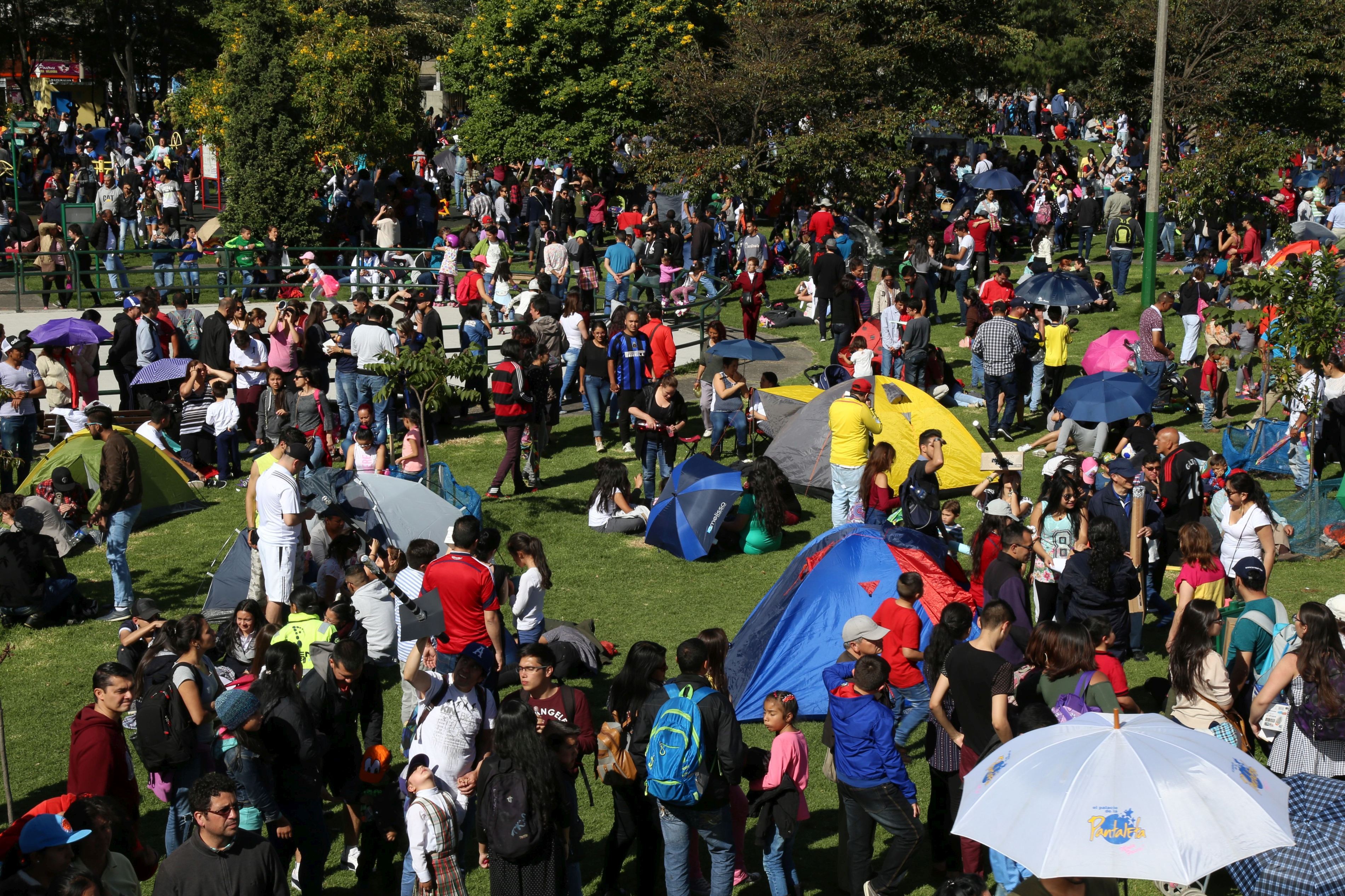 Imagini UIMITOARE suprinse în timpul eclipsei totale de Soare