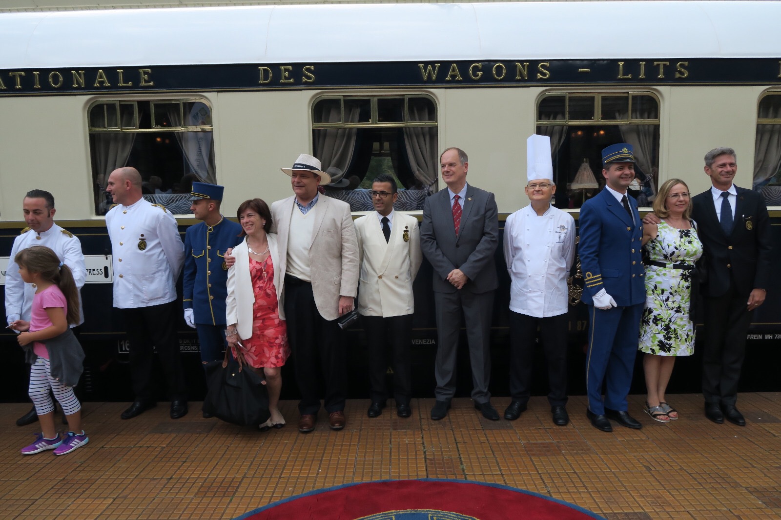 Trenul Orient Express a oprit la gara din Sinaia, pasagerii vizitând Castelul Peleş