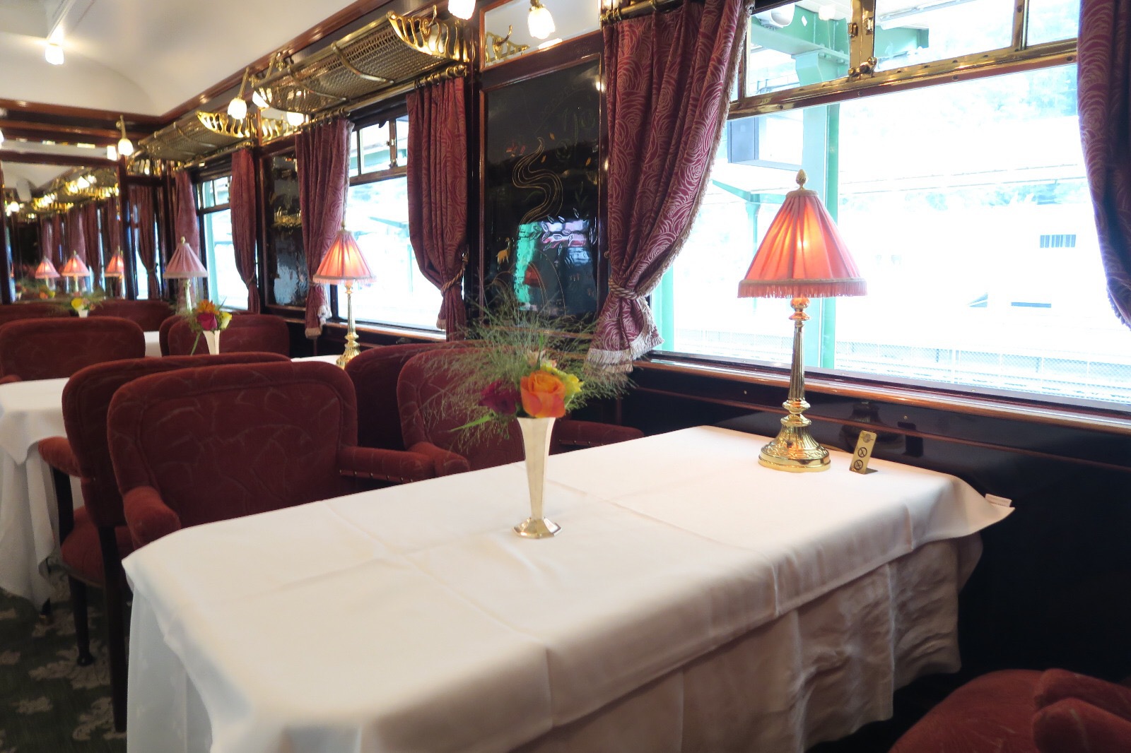 Trenul Orient Express a oprit la gara din Sinaia, pasagerii vizitând Castelul Peleş