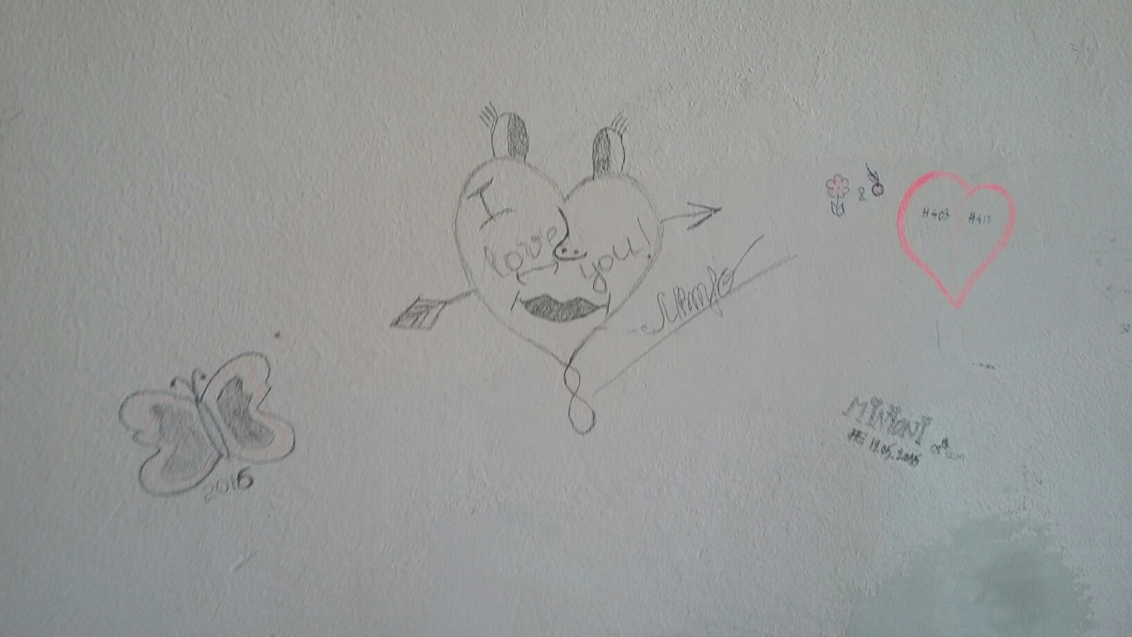 Studenţii din Galaţi au umplut cu desene şi mesaje pereţii căminelor din campusul universitar