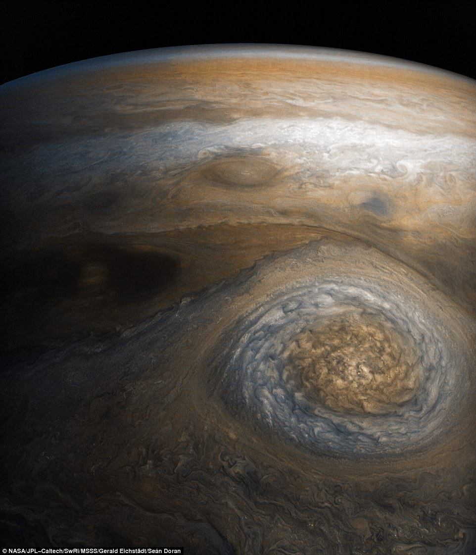 Imagini spectaculoase cu norii de pe Jupiter