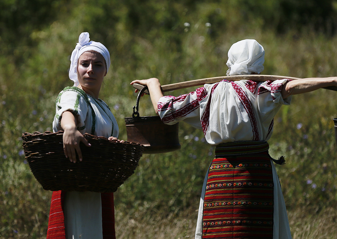 Imagini din albumul ''ROST. 12 Hotare''