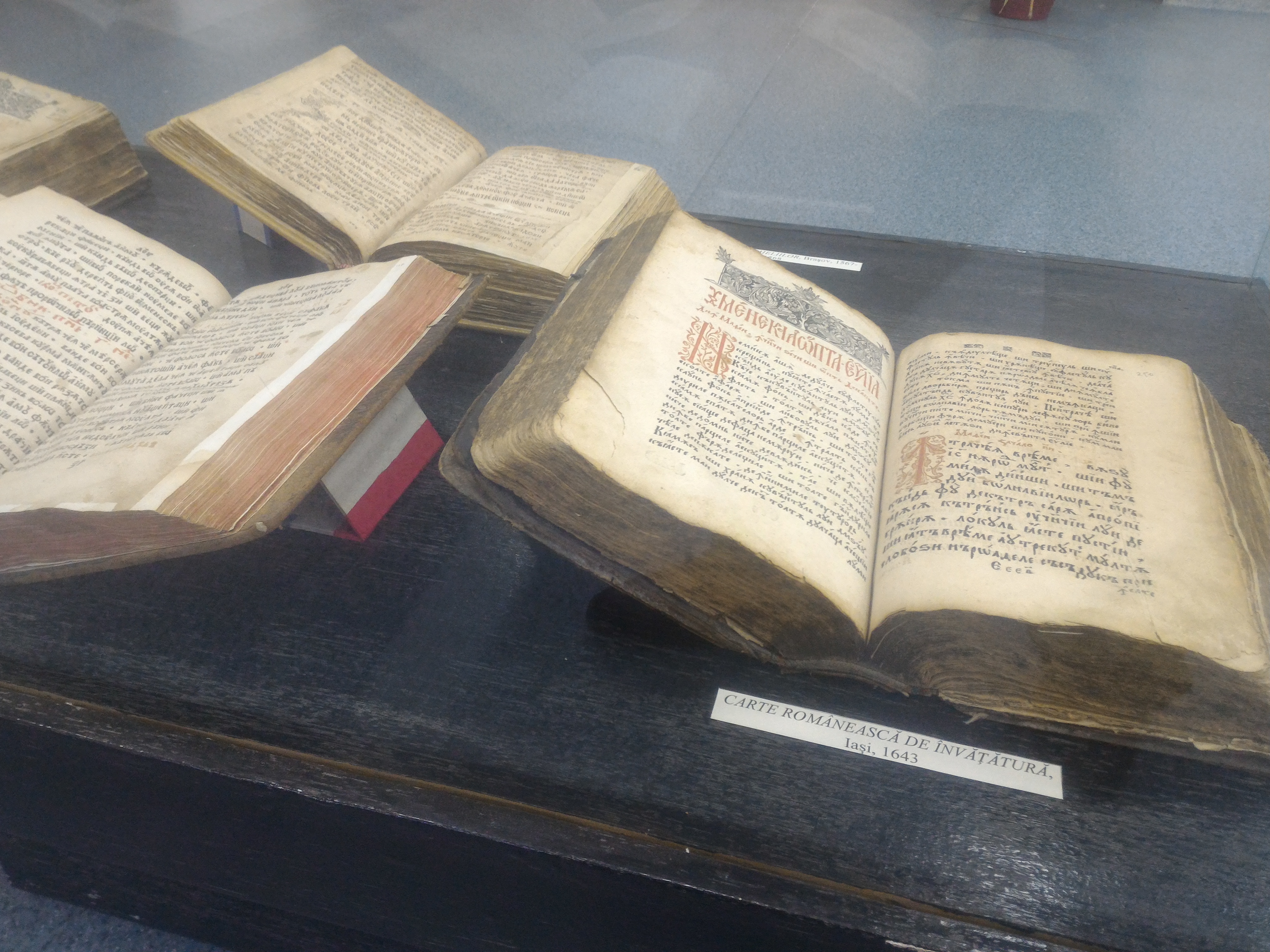 Cărţi vechi de câteva sute de ani expuse la Cluj-Napoca