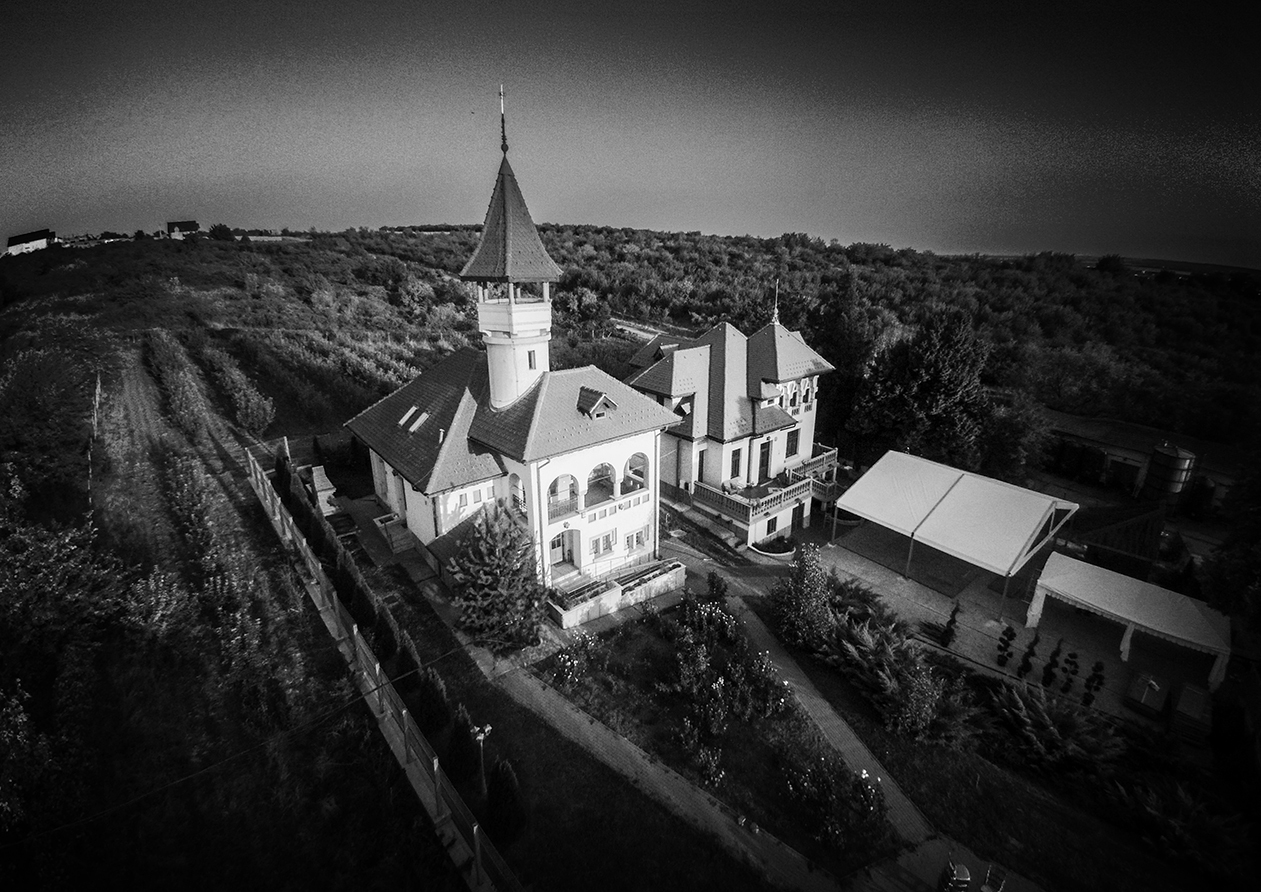 Un grafician din Craiova a luat Oltenia la pas pentru a fotografia clădiri vechi