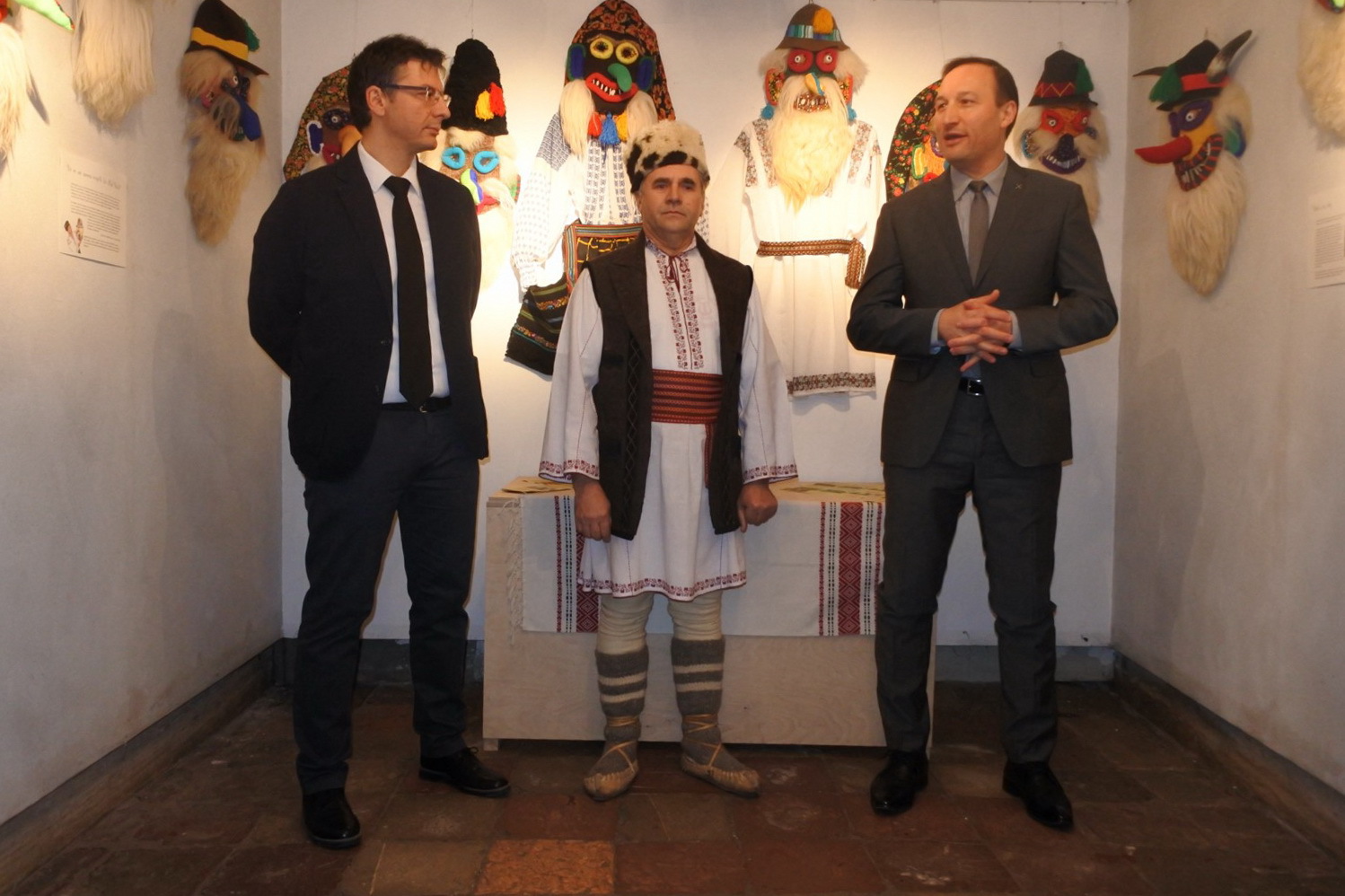 Un român a atras atenţia cu măştile sale ciudate la Carnavalul de la Veneţia