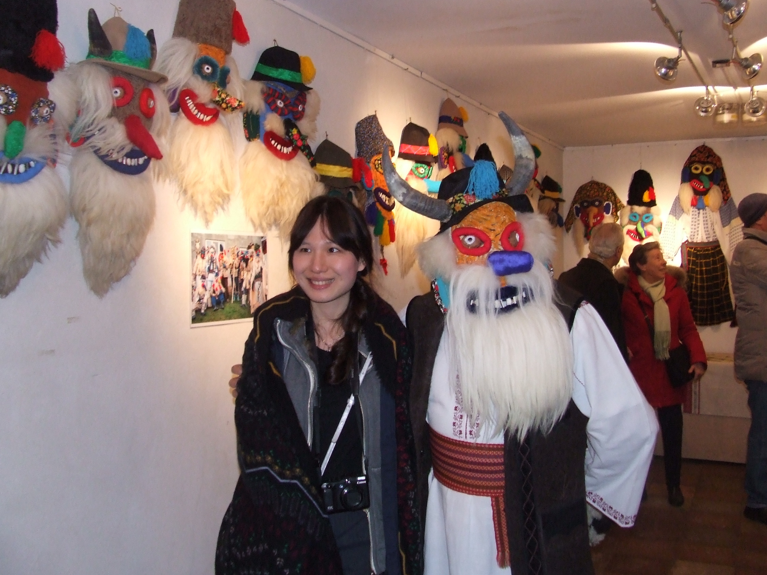 Un român a atras atenţia cu măştile sale ciudate la Carnavalul de la Veneţia