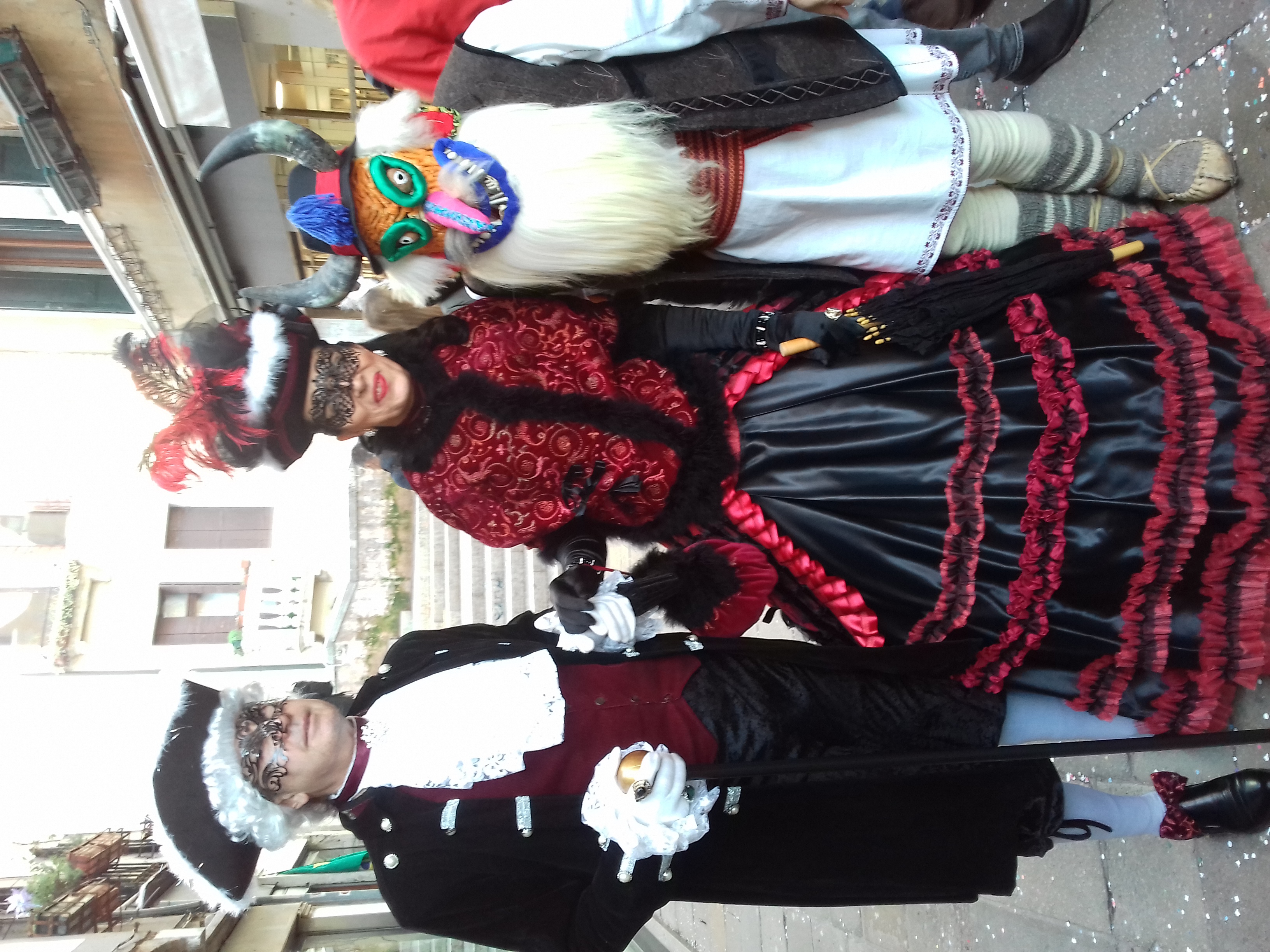 Un român a atras atenţia cu măştile sale ciudate la Carnavalul de la Veneţia